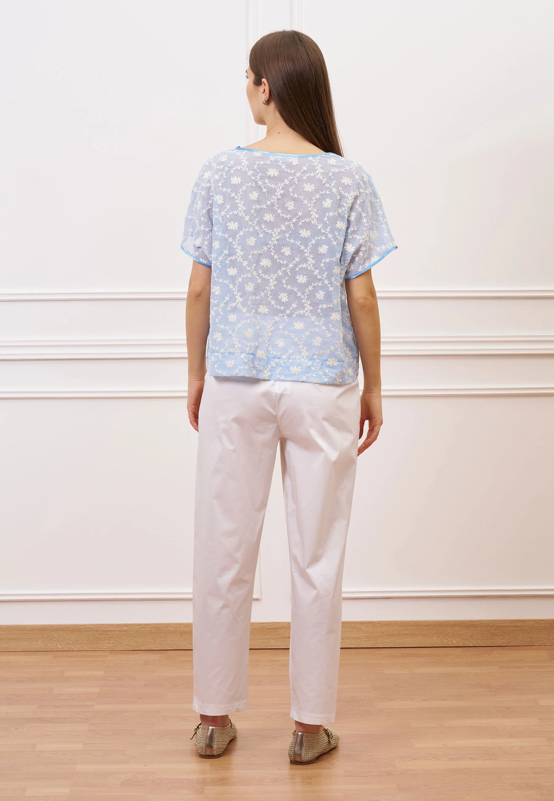 Blusa scollo a v con fiori ricamati - CELESTE - Image 5