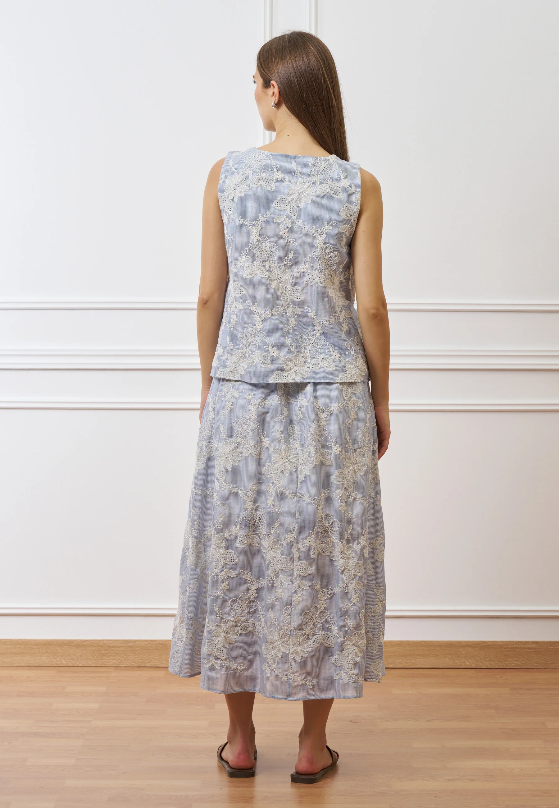 Blusa smanicata a righe con ricami floreali - CELESTE - Image 5
