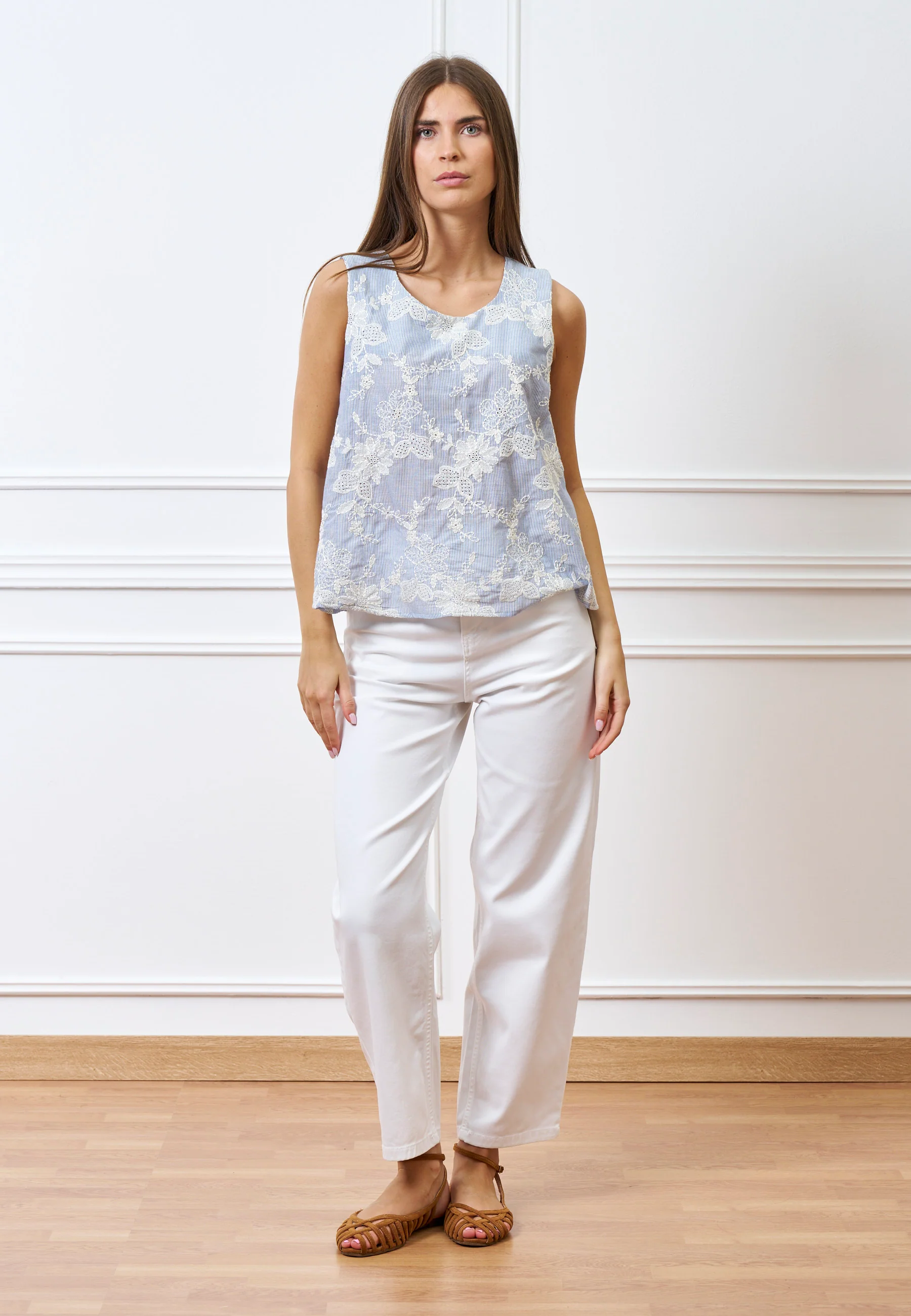 Blusa smanicata a righe con ricami floreali - CELESTE - Image 7