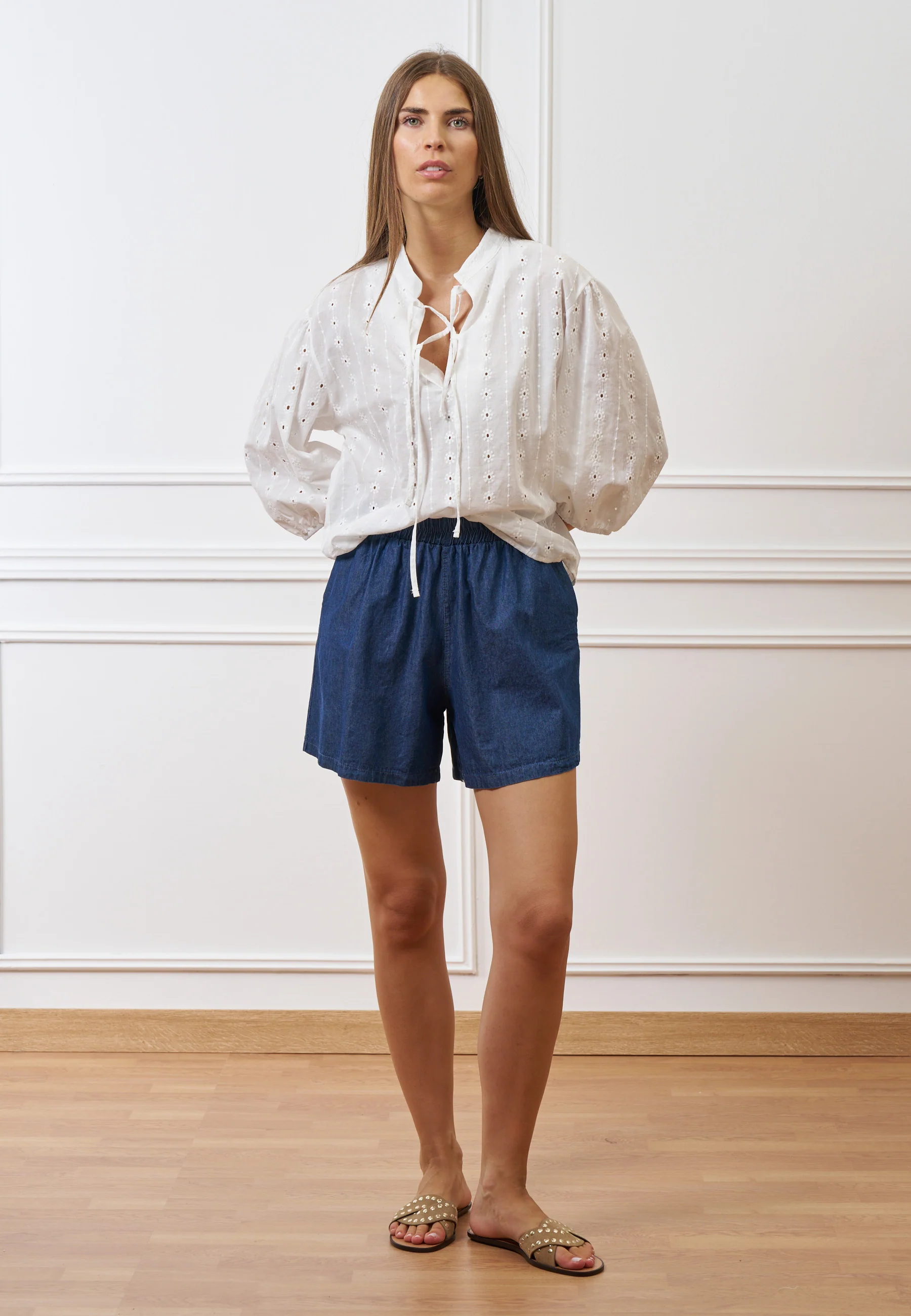 Camicia con laccetti in pizzo sangallo  - BIANCO - Image 4