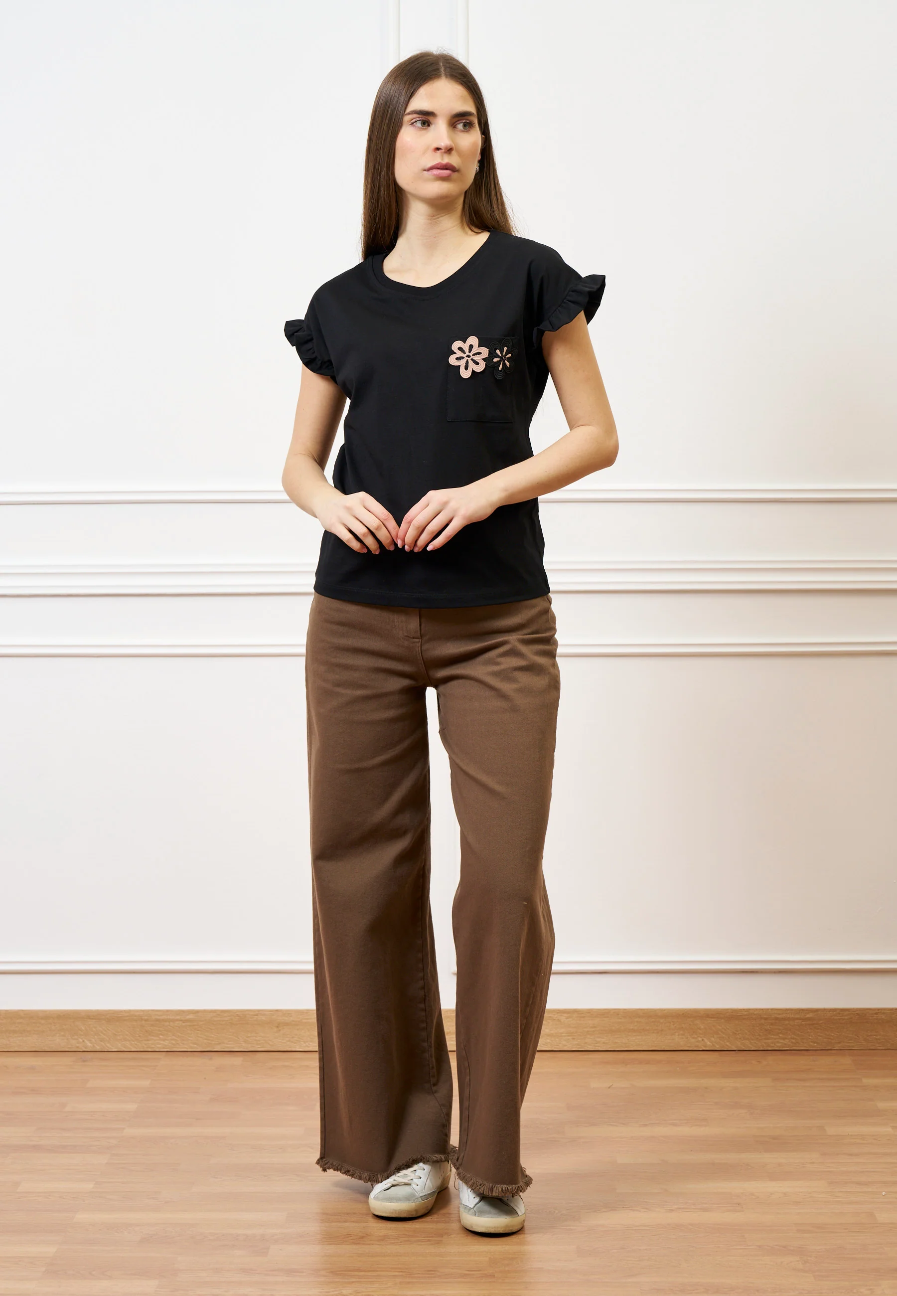 T-shirt con rouches e applicazione - NERO - Image 3